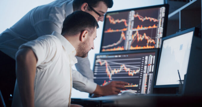 TeamOfStockbrokersAreHavingAConversationInADark | Cryptocoin Stock Exchange Atlas-traderepublic review: een modern platform met heldere focus