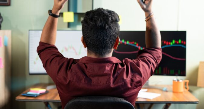 BackViewOfSuccessfulTraderCelebratingForProfitOnShares | Cryptocoin Stock Exchange Placeit Review – Eerlijk en zonder poespas bekeken